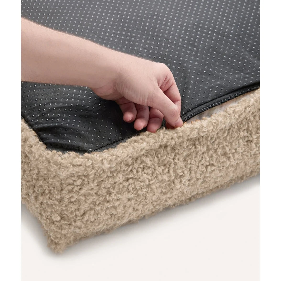 Achterzijde van Cafide Hondenkussen Teddy Beige, met AntiSlip onderkant