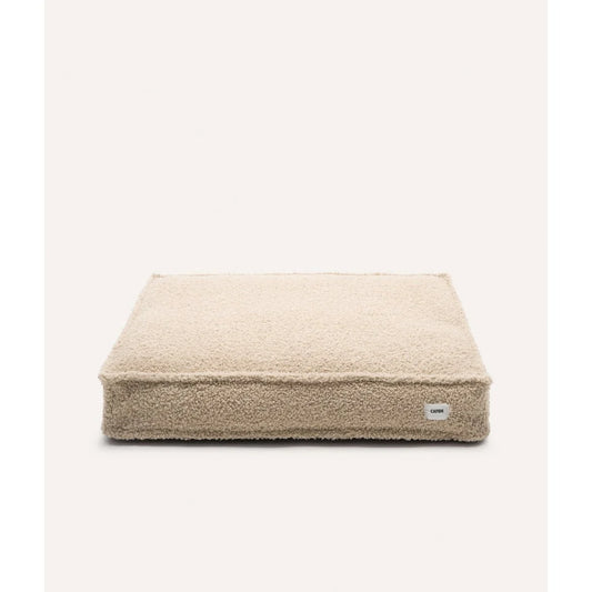 Groot hondenkussen in beige kleur met teddy vacht