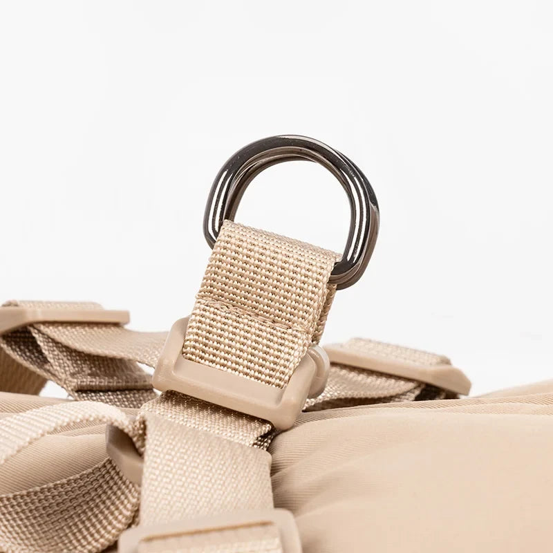 Sterke metalen D-ring op de rug van de VPETBR beige hondenjas om de hondenriem veilig vast te maken