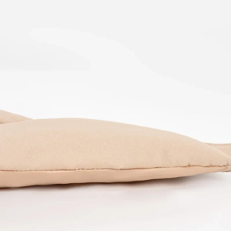 Close-up van de warme, waterdichte en gewatteerde stof van de VPETBR beige hondenjas