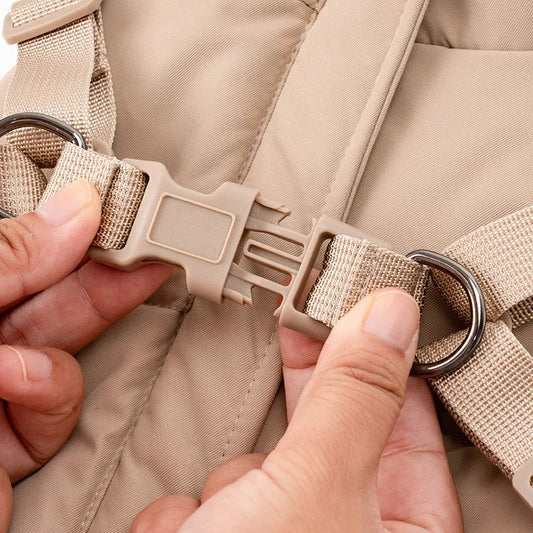 Sterke metalen D-ring en sluiting op de rug van de VPETBR beige hondenjas om de hondenriem veilig vast te maken