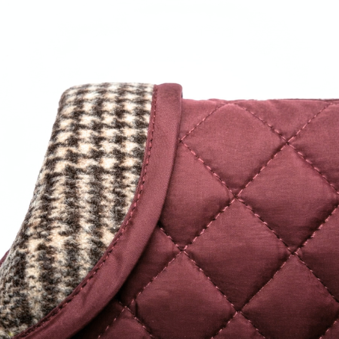 Detail van de kraag van de DreamPawz Burgundy Gewatteerde Hondenjas
