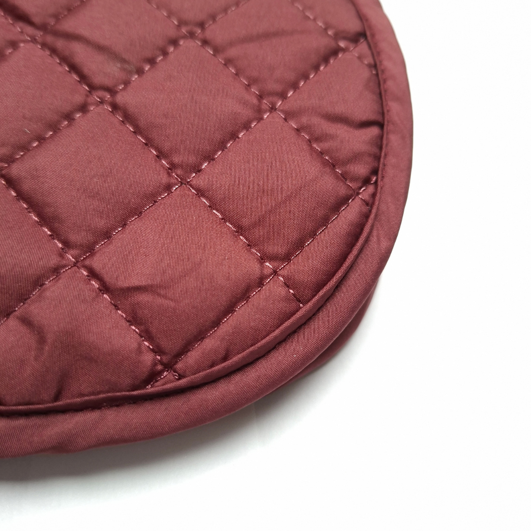 Detail van de DreamPawz Burgundy Gewatteerde Hondenjas