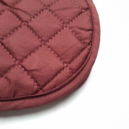 Detail van de DreamPawz Burgundy Gewatteerde Hondenjas