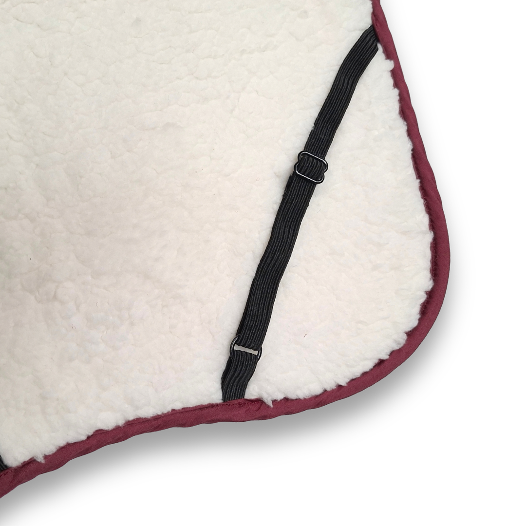 Warme binnenkant detail van de DreamPawz Burgundy Gewatteerde Hondenjas