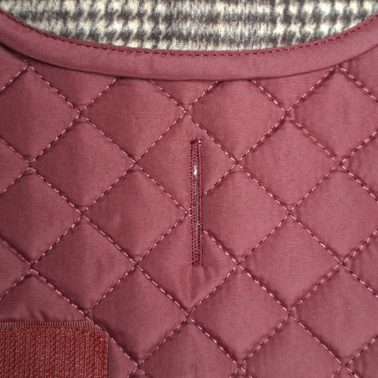 Detail van de DreamPawz Burgundy Gewatteerde Hondenjas
