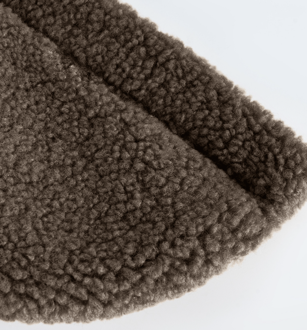 Detailfoto van de stof van de bruine teddy jas