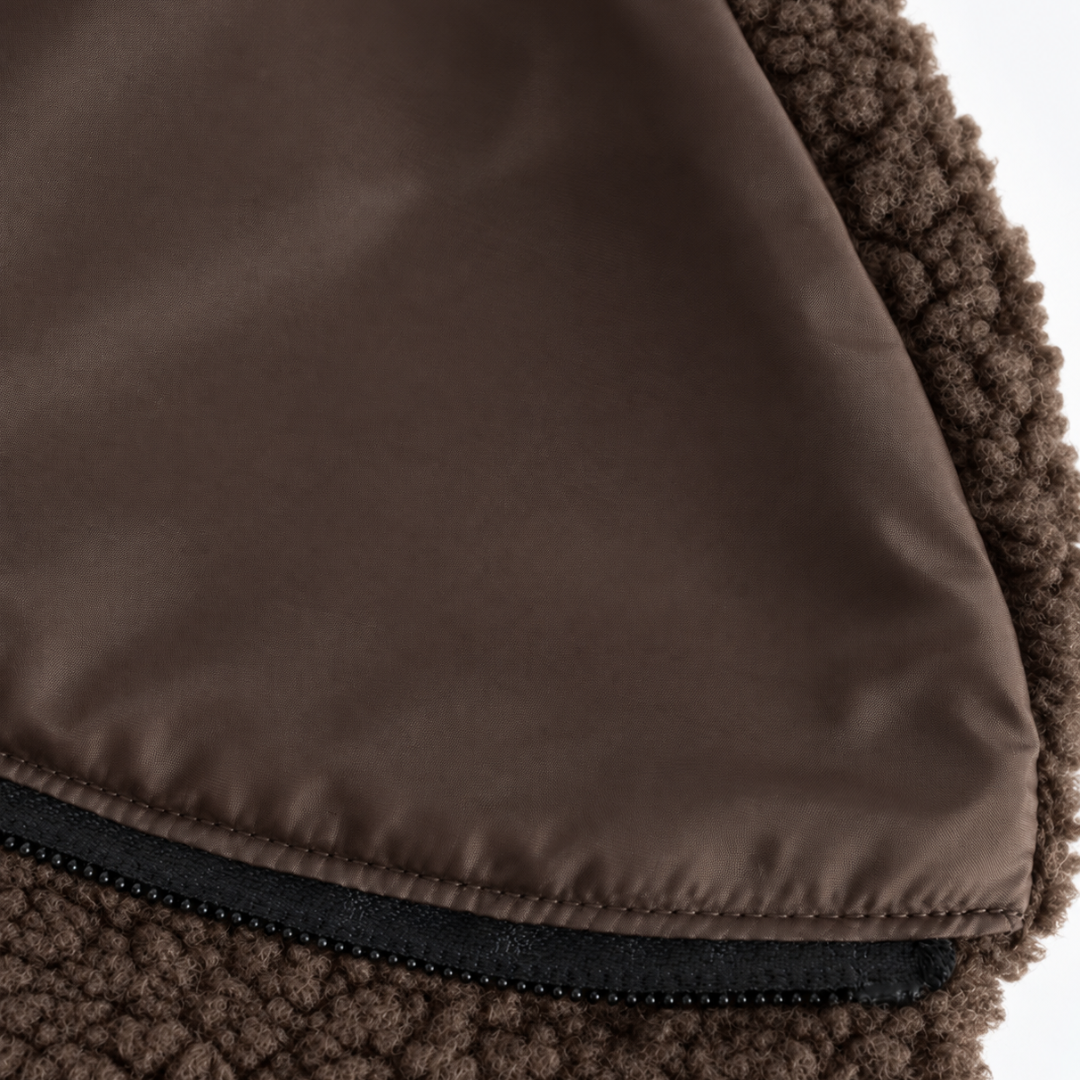 Detailfoto van de binnenkant van de bruine teddy jas