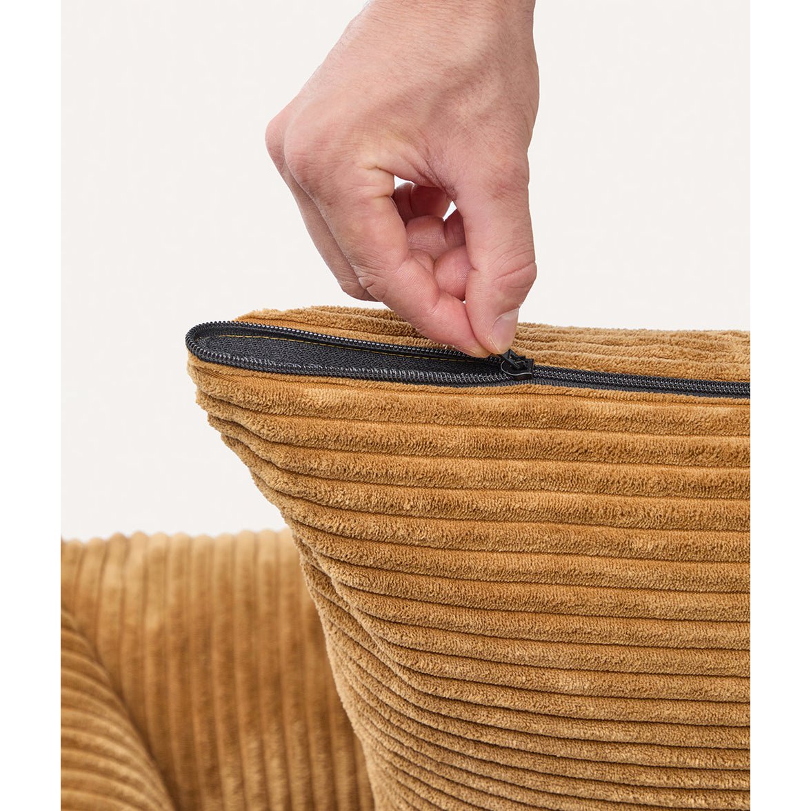 Detail rits van de Oker gele hondenmand met ribfluwelen corduroy stof van het merk cafide