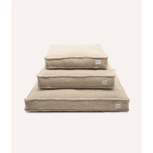 Groot hondenkussen in beige kleur met teddy vacht, in verschillende maten