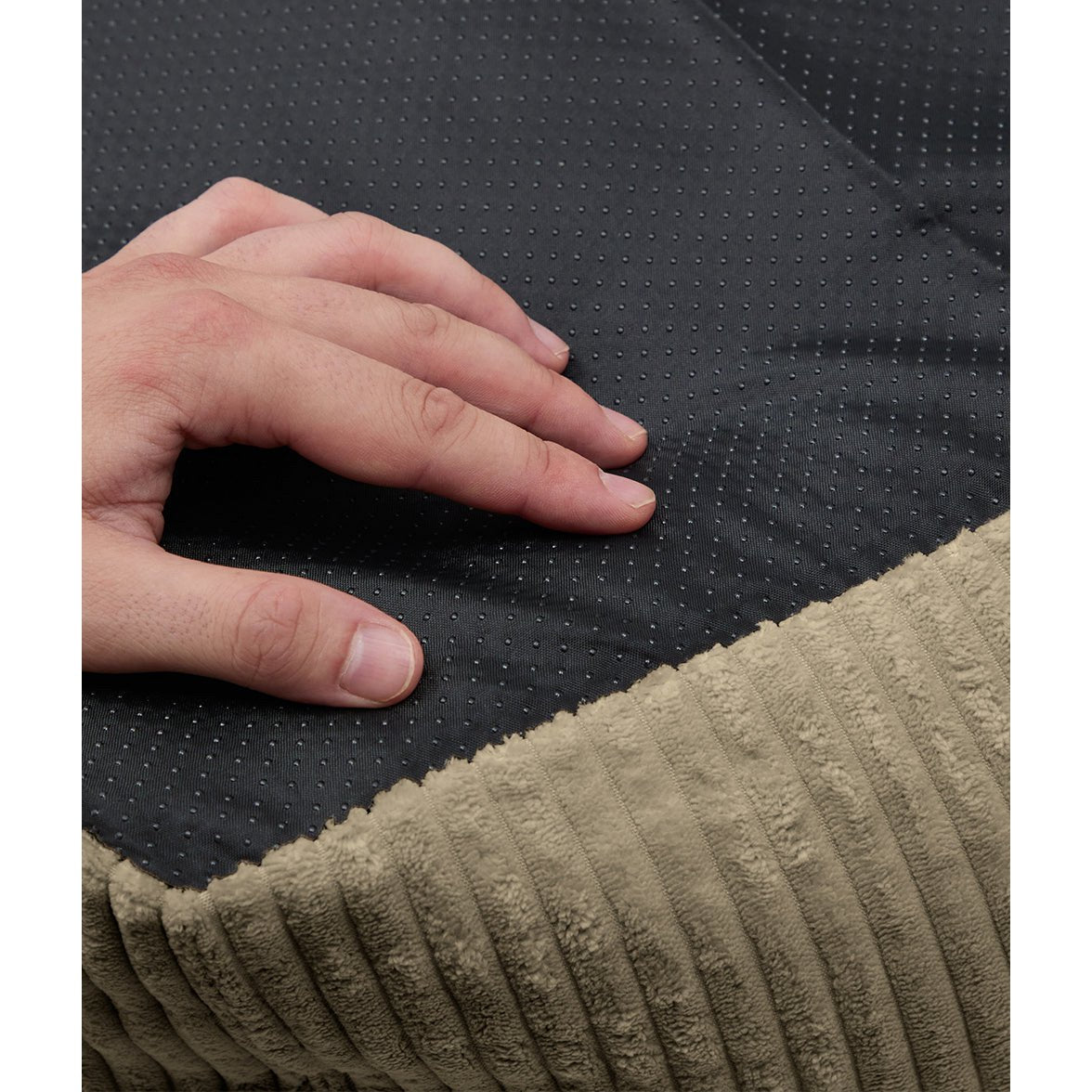 Onderzijde anti-slip bodem van Groene hondenmand met ribfluwelen corduroy stof van het merk cafide